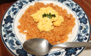 ケチャップライスにイタリアンパセリをトッピング